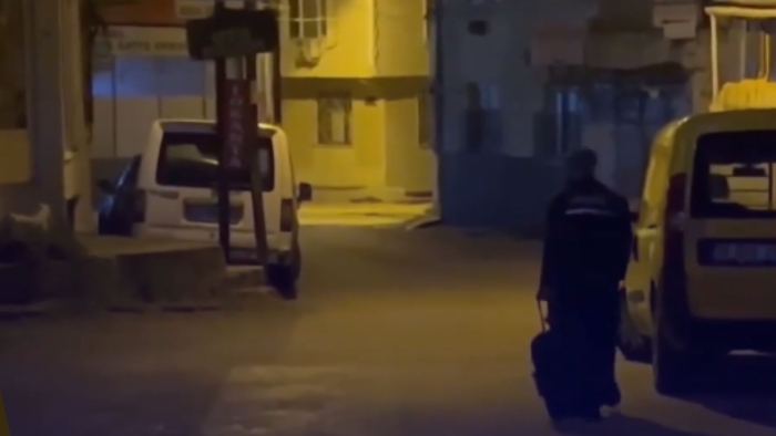 Polisleri umursamadı, bavulunu alıp gitti.